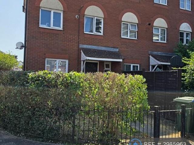 4 bedroom end of terrace house to rent