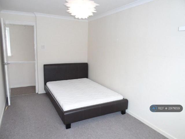 4 bedroom end of terrace house to rent