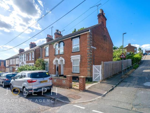 4 bedroom end of terrace house to rent