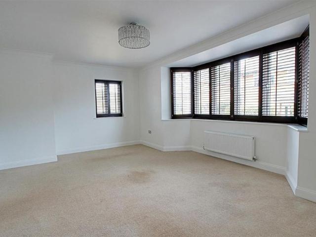 4 bedroom end of terrace house to rent