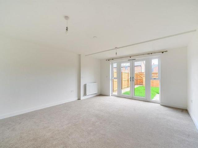 4 bedroom end of terrace house to rent