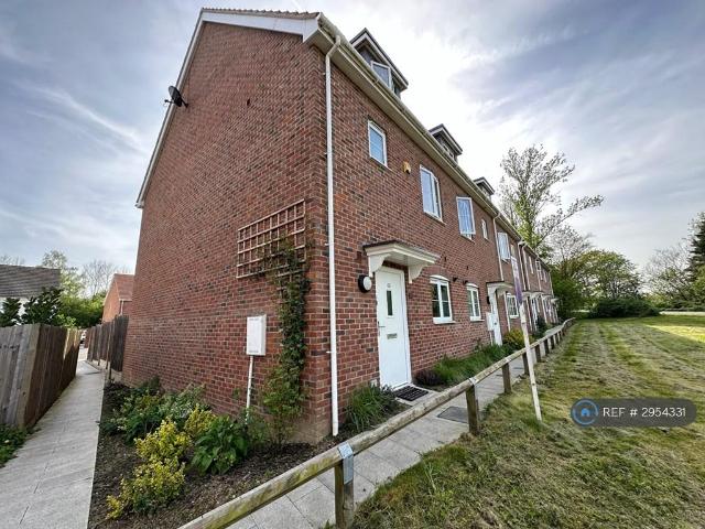 4 bedroom end of terrace house to rent