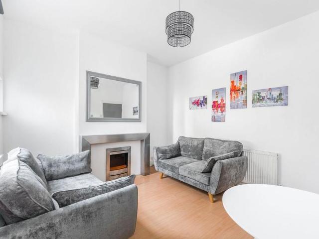 4 bedroom end of terrace house to rent