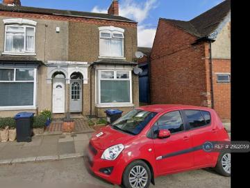 4 bedroom end of terrace house to rent