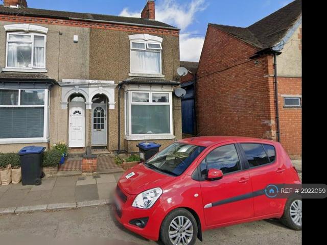 4 bedroom end of terrace house to rent