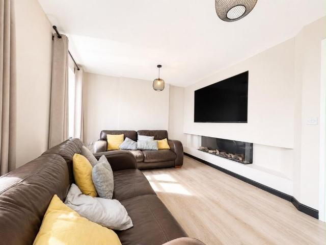 4 bedroom end of terrace house to rent