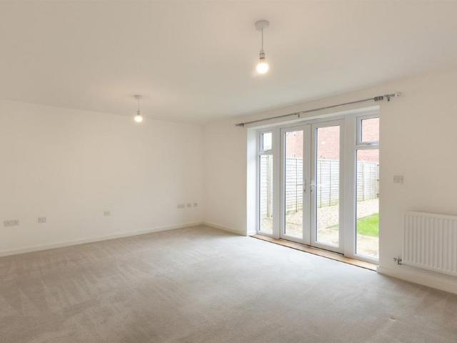 4 bedroom end of terrace house to rent