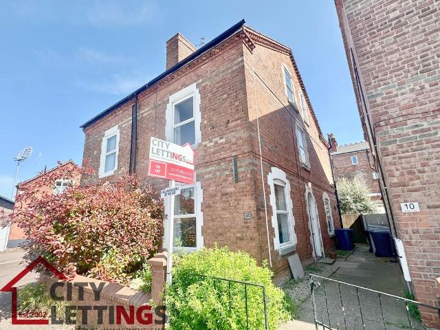 4 bedroom end of terrace house to rent