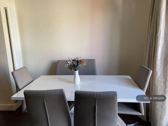 4 bedroom end of terrace house to rent
