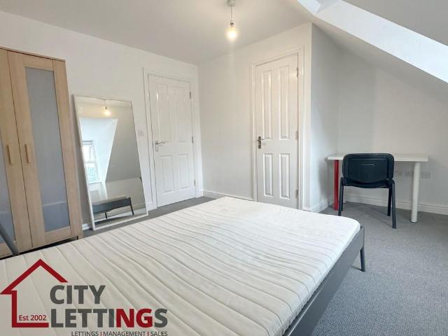 4 bedroom end of terrace house to rent