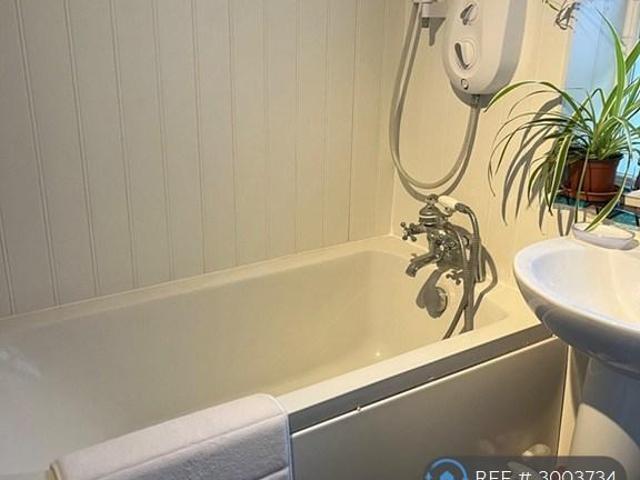 4 bedroom end of terrace house to rent