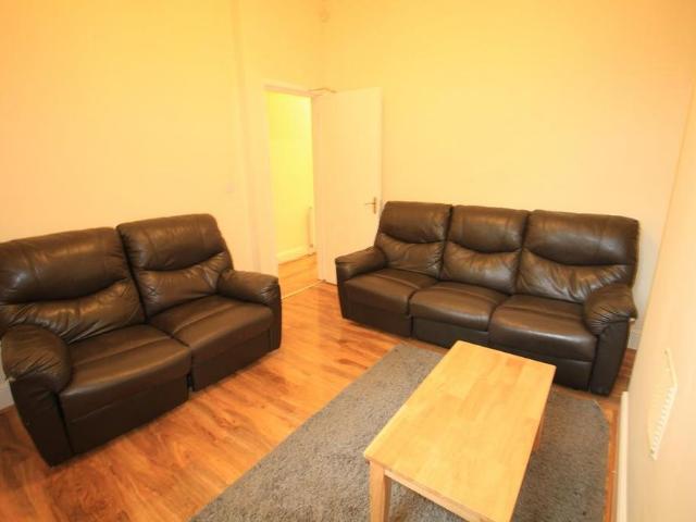 4 bedroom end of terrace house to rent