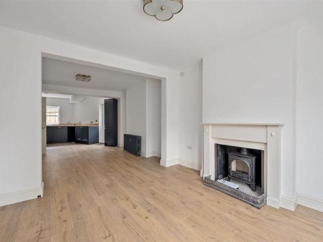 4 bedroom end of terrace house to rent
