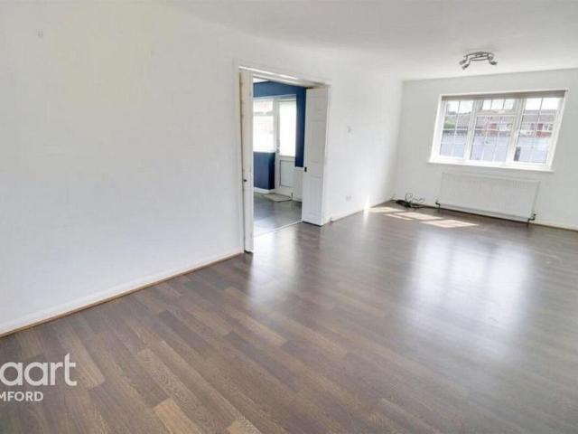 4 bedroom end of terrace house to rent