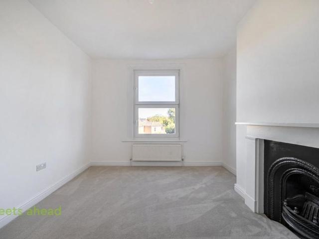 4 bedroom end of terrace house to rent