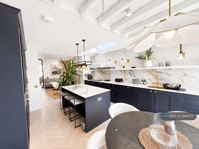 4 bedroom end of terrace house to rent