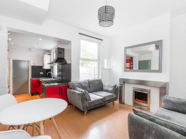 4 bedroom end of terrace house to rent