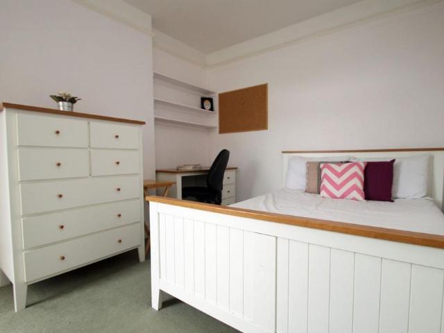 4 bedroom end of terrace house to rent