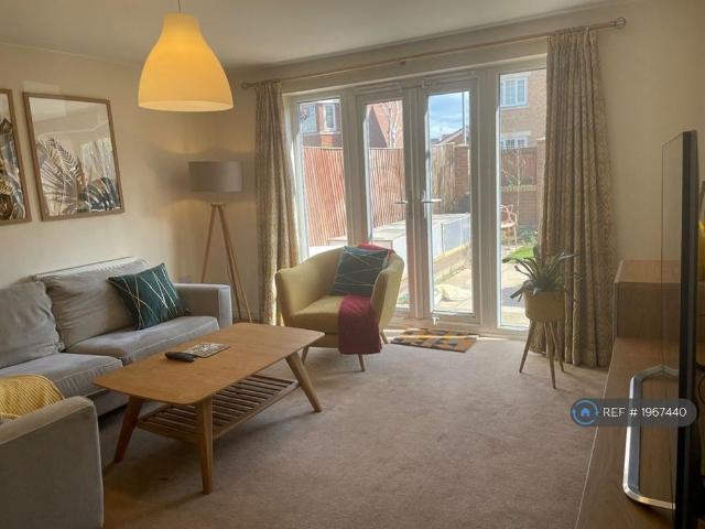 4 bedroom end of terrace house to rent