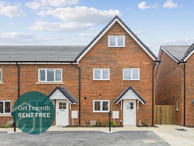 4 bedroom end of terrace house to rent