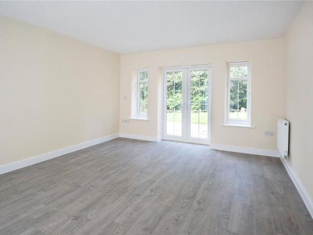 4 bedroom end of terrace house to rent