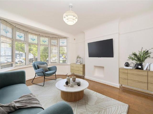 4 bedroom end of terrace house to rent