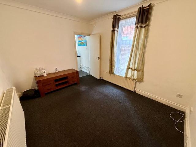 4 bedroom end of terrace house to rent
