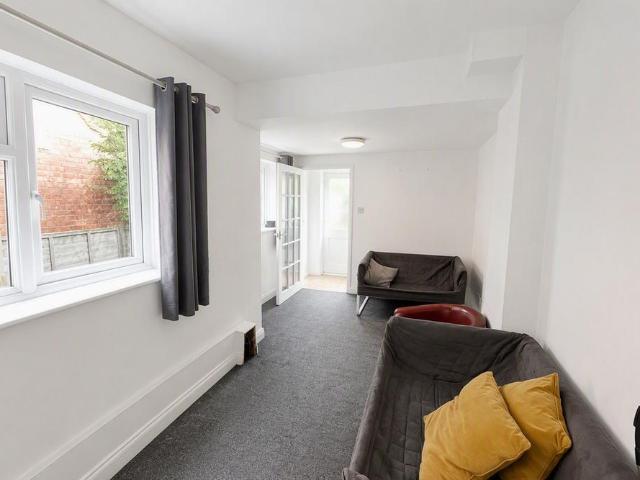 4 bedroom end of terrace house to rent