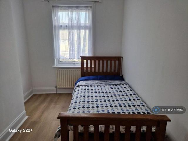 4 bedroom end of terrace house to rent