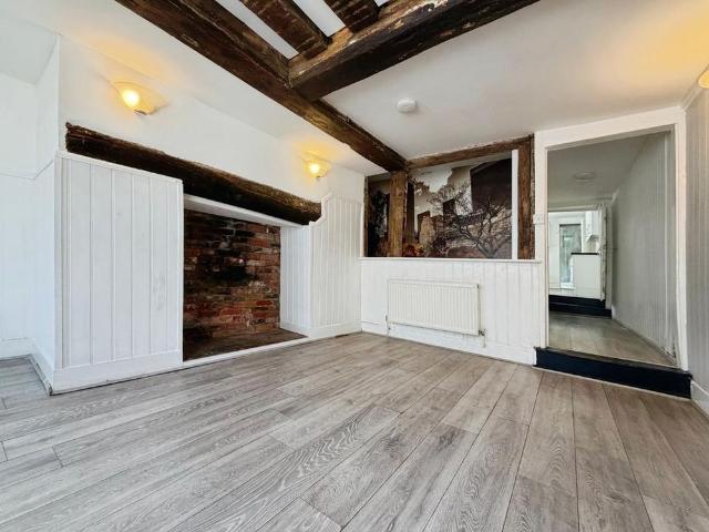 4 bedroom end of terrace house to rent