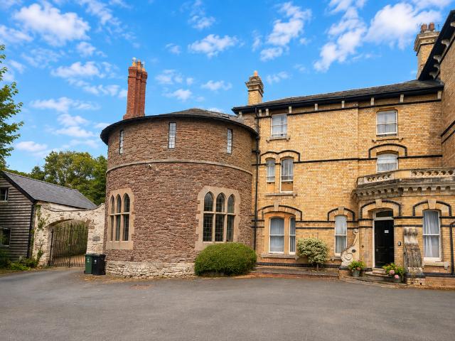4 bedroom end of terrace house to rent