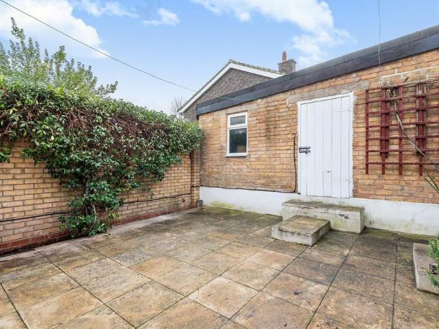 4 bedroom end of terrace house to rent