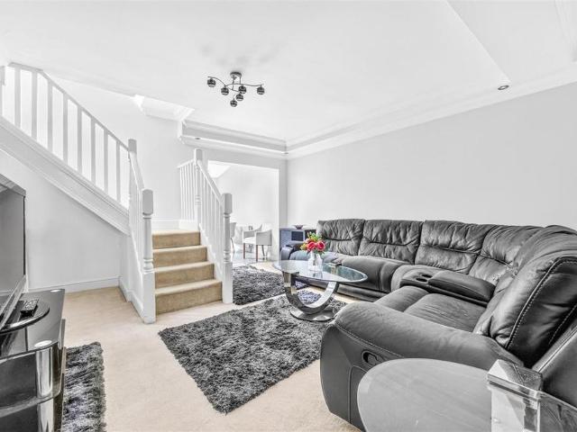 4 bedroom end of terrace house to rent