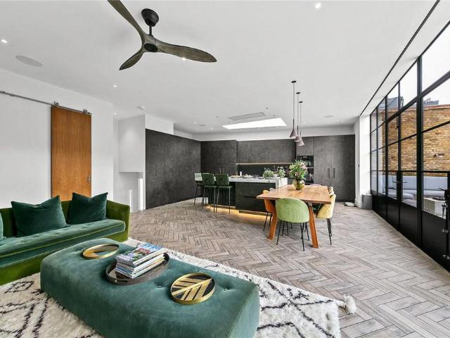 4 bedroom end of terrace house to rent