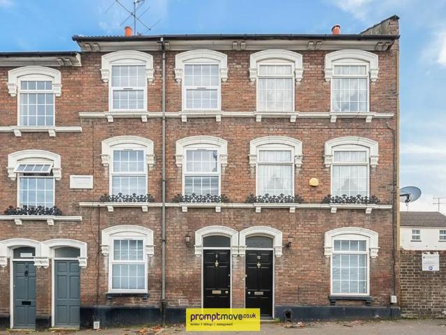 4 bedroom end of terrace house to rent