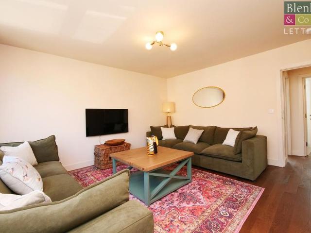 4 bedroom end of terrace house to rent