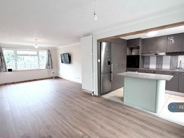 4 bedroom end of terrace house to rent