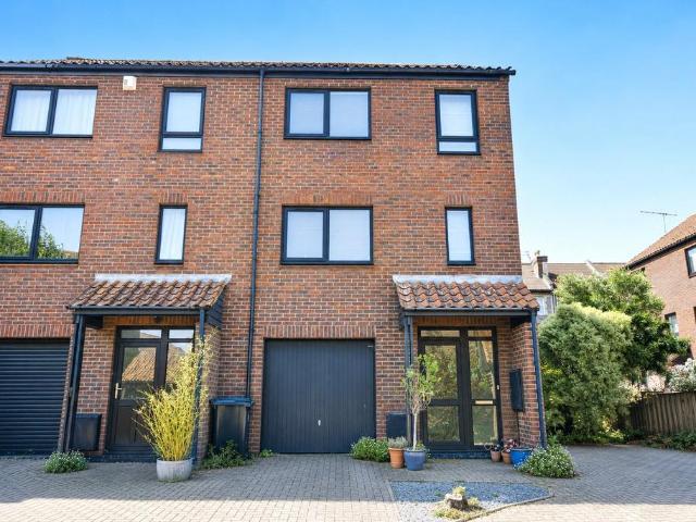 4 bedroom end of terrace house to rent
