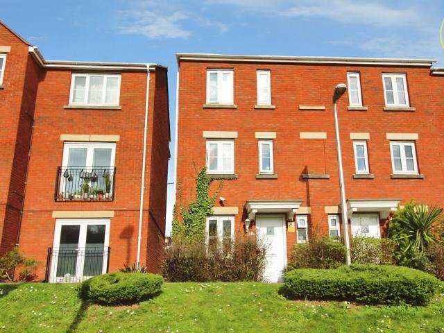 4 bedroom end of terrace house to rent