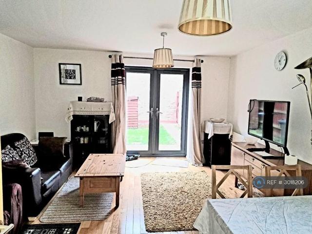 4 bedroom end of terrace house to rent