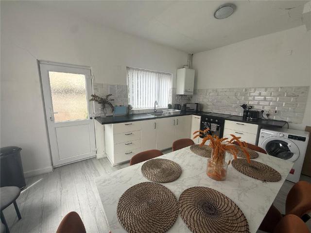 4 bedroom end of terrace house to rent