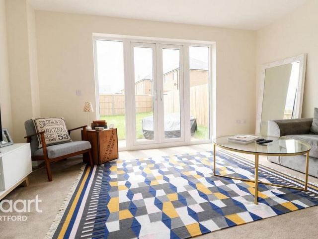 4 bedroom end of terrace house to rent