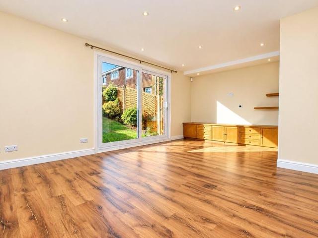 4 bedroom end of terrace house to rent