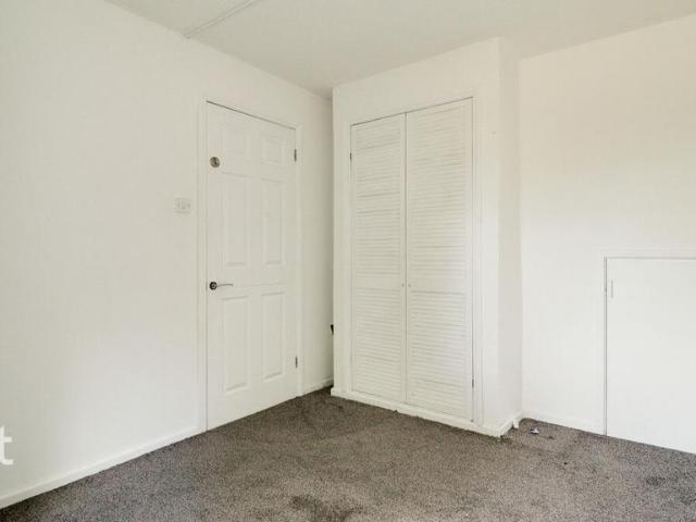 4 bedroom end of terrace house to rent