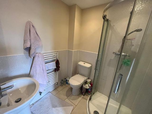 4 bedroom end of terrace house to rent