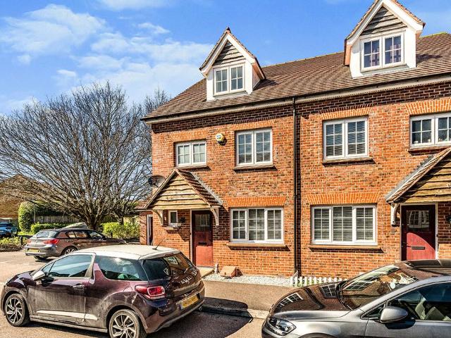 4 bedroom end of terrace house to rent