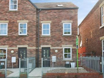4 bedroom end of terrace house to rent