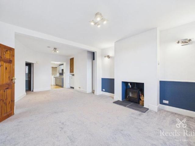 4 bedroom end of terrace house to rent