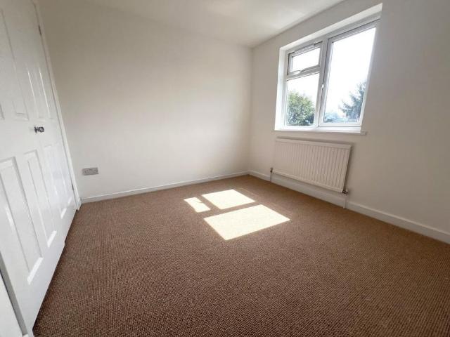 4 bedroom end of terrace house to rent