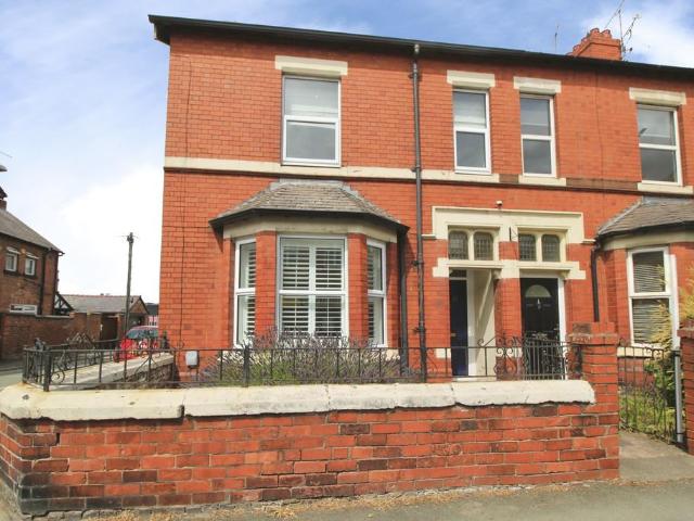 4 bedroom end of terrace house to rent